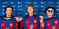 Mick Jagger, Keith Richards e Ron Wood posam com a camisa do Barcelona –  Foto: Divulgação / Barcelona / Jogada10