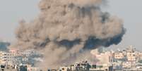 Fumaça cobre parte da Faixa de Gaza após ataque aéreo de Israel  Foto: EPA-EFE/REX/Shutterstock / BBC News Brasil