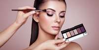 A maquiagem deve ser removida após o uso -  Foto: Shutterstock / Alto Astral