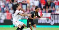 Rodrigo recebe a marcação de Sérgio Ramos (ex-Real Madrid) –  Foto:   Fran Santiago/Getty Images / Jogada10