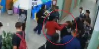 Professora é agredida por mãe de aluno dentro de escola em SP  Foto: Reprodução/Record TV