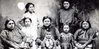 Mulheres e crianças da nação indígena Osage em foto dos anos 1920, quando a tribo era um dos povos mais ricos do mundo  Foto: Oklahoma Historical Society / BBC News Brasil