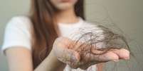 A queda de cabelo no pós-parto é algo normal -  Foto: Shutterstock / Alto Astral