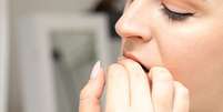 Roer as unhas também pode provocar doenças -  Foto: Shutterstock / Alto Astral