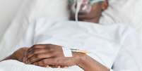 Imagem meramente ilustrativa de um homem numa cama de hospital  Foto: Seventy Four / iStock