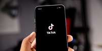 Imagem de TikTok testa uploads de vídeos com duração de até 15 minutos no tecmundo  Foto: Getty Images/Reprodução / Tecmundo