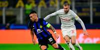 Lautaro Martinez, da Inter (de azul)  passa pela marcação de Pavlovic, do Salzburg –  Foto: Marco Bertorello/AFP via Getty Images / Jogada10