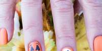 Abóboras e fantasmas são clássicos das unhas de Halloween – Shutterstock  Foto: Alto Astral