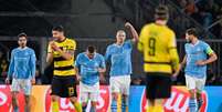 Erling Haaland comemora o primeiro gol marcado na vitória do City por 3 a 1 sobre o Young Boys –  Foto: Gabriel Monnet/Getty Images / Jogada10