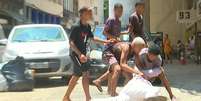 Idoso é jogado no chão e assaltado por grupo de criminosos no Rio  Foto: Reprodução/TV Globo