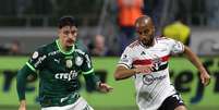 O jogador Joaquín Piquerez, da SE Palmeiras, disputa bola com Lucas Moura do São Paulo FC, durante partida válida pela vigésima nona rodada, do Campeonato Brasileiro, Série A, na arena Allianz Parque.   Foto: Cesar Greco/Palmeiras / Esporte News Mundo