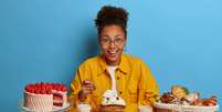 Uma dieta rica em alimentos processados, açúcares refinados e gorduras saturadas é prejudicial à saúde e pode levar ao ganho de peso  Foto: Cast Of Thousands | Shutterstock / Portal EdiCase