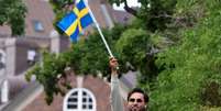 O manifestante Salwan Momika agita bandeira sueca em frente à embaixada do Iraque, em Estocolmo, Suécia
20/07/2023
TT News Agency/Caisa Rasmussen via REUTERS        Foto: Reuters