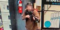 Imagens de câmera de segurança mostram atirador apontando arma semiautomática  Foto: DW / Deutsche Welle