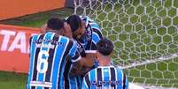 Grêmio vence o Flamengo, de virada, na arena, e segue no G6 do Campeonato Brasileiro – Reprodução/TV Globo  Foto: Jogada10