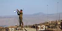 Soldado instala uma bandeira israelense em tanque durante exercício militar perto da fronteira com o Líbano, no norte de Israel
26/10/2023
REUTERS/Lisi Niesner       Foto: Reuters