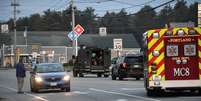 A polícia, posicionada em uma escola, sai da área enquanto uma busca ativa pelo atirador no Maine, EUA.  Foto: REUTERS/Nicholas Pfosi