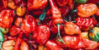 Quem experimenta a pimenta mais ardida do mundo, a Pepper X, relata sofrer com os sintomas por 5 a 6 horas (Imagem: Timothy L Brock/Unsplash)  Foto: Canaltech