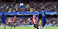  Madueke (de azul) divide a bola com Collins, do Brentford. O Chelsea nao fura o bloqueio do rival e perde mais uma –  Foto: Justin Tallis/AFP via Getty Images / Jogada10