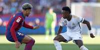 Vini Jr em disputa de bola com defensor do Barcelona –  Foto: Antonio Villalba / Realmadrid.com / Jogada10