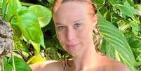Mariana Ximenes posa nua, se cobre com folhas e leva f&atilde;s &agrave; loucura.  Foto: Instagram / Purepeople