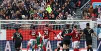  Zaire-Emery (o camisa 33) finaliza para marcar o primeiro gol do PSG no jogo com o Brest  –  Foto: Fred Tanneau/AFP via Getty Images / Jogada10