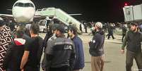 Invasores no pátio de aeronaves do aeroporto de Makhatchkala. Turba apareceu após convocações em redes sociais  Foto: DW / Deutsche Welle