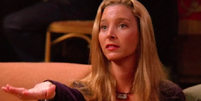 De acordo com o portal Daily Mail, uma fonte ligada à atriz Lisa Kudrow – que interpretava a personagem Phoebe Buffay em “Friends” – disse que a ex-colega de elenco desconfia do que pode ter acontecido com Perry.  Foto: reprodução / Flipar