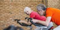 Veja os benefícios da bike indoor para idosos  Foto: Freepik/Divulgação / Boa Forma