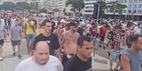 Torcedores de Boca Juniores e Fluminense brigaram na tarde desta quinta (2) na praia de Copacabana –  Foto: Reprodução Redes Sociais / Jogada10