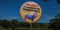 Um aviso em espanhol sobre hipopótamos na Colômbia  Foto: Getty Images / BBC News Brasil