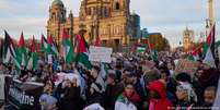 Manifestantes caminham pelo centro de Berlim durante ato pró-Palestina  Foto: DW / Deutsche Welle