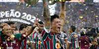 Cano levanta o troféu de campeão da Libertadores  Foto: Sergio Moraes / Reuters