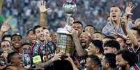 Jogadores do Fluminense levantam a taça de campeão da Libertadores 2023.   Foto: Sergio Moraes / Reuters