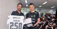 Romero recebeu camisa e placa do presidente Duílio –  Foto: Rodrigo Coca/Ag. Corinthians / Jogada10