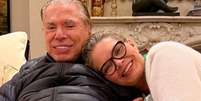 Cintia Abravanel com o pai, Silvio Santos, na casa do apresentador: "Pra ele também deve estar sendo difícil"  Foto: Reprodução/Instagram