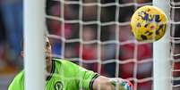 Martínez espalma para dentro do próprio gol. Dessa forma, o Nottingham chegava ao 2 a 0 sobre o Aston Villa graças a uma falha bizarra do goleiro  –  Foto: PAUL ELLIS/AFP via Getty Images / Jogada10