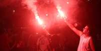Mesmo sem a festa oficial, torcida do Fluminense n&atilde;o cessou as comemora&ccedil;&otilde;es desde o t&iacute;tulo da Libertadores no s&aacute;bado.  Foto: Pedro Kirilos/Estad&atilde;o / Estad&atilde;o