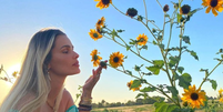 Yasmin Brunet e um campo rodeada de flores e girassóis.   Foto: Foto: Reprodução instagram @yasminbrunet