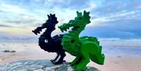 Os dragões verdes são algumas das peças que apareceram nas praias da Cornualha, no Reino Unido  Foto: Tracy Williams / BBC News Brasil