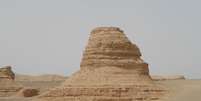 Um yardang nas formações rochosas do Geoparque Nacional Dunhuang Yardang, em Xinjiang, no oeste da China (Imagem: Drgkl/CC-BY-3.0)  Foto: Canaltech