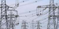 Linhas de transmissão de energia nos arredores de Pequim. REUTERS/Jason Lee  Foto: Reuters