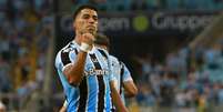 Su&aacute;rez &eacute; um dos l&iacute;deres t&eacute;cnicos do Gr&ecirc;mio e artilheiro do clube no ano &ndash;  Foto: Silvio Avila/AFP / Jogada10