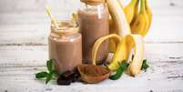 Vitamina de banana com chocolate  Foto: pilipphoto | Shutterstock / Portal EdiCase