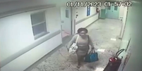 Imagens de câmeras de segurança mostram Cauane Malaquias da Costa, de 19 anos, saindo da Maternidade Maria Amélia Buarque de Holanda, no Rio de Janeiro, após roubar um recém-nascido.  Foto: Reprodução/TV Globo