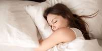 Meditação pode ser aliada para melhores noites de sono.  Foto: fizkes / Adobe Stock