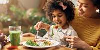 A alimentação infantil exige cuidados especiais -  Foto: Shutterstock / Alto Astral