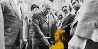 A menina que se recusou a dar a mão ao ditador.  Foto: Politize!/Reprodução / Guia do Estudante