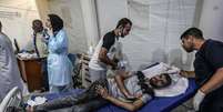 Homem palestino recebe atendimento médico no Hospital Al-Najjar, em Gaza, após ataque israelense.  Foto: Reuters