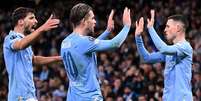 Phil Foden (à direita), celebra o seu gol. Grealish (centro) foi quem deu a assistência  –  Foto:   Oli Scarff/ AFP via Getty Images / Jogada10